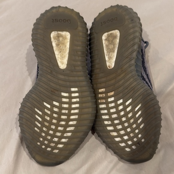 Yeezys Boost V2 - Picture 3 of 4